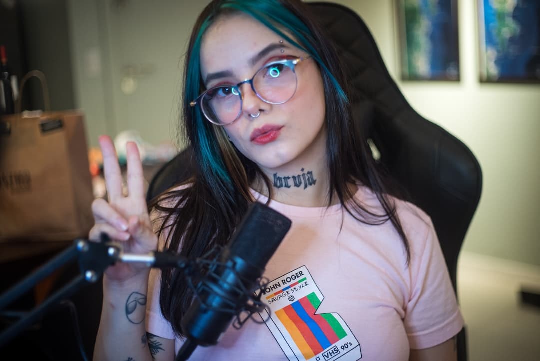 Streamer portrait with a single-row Alpha handle over the bottom center